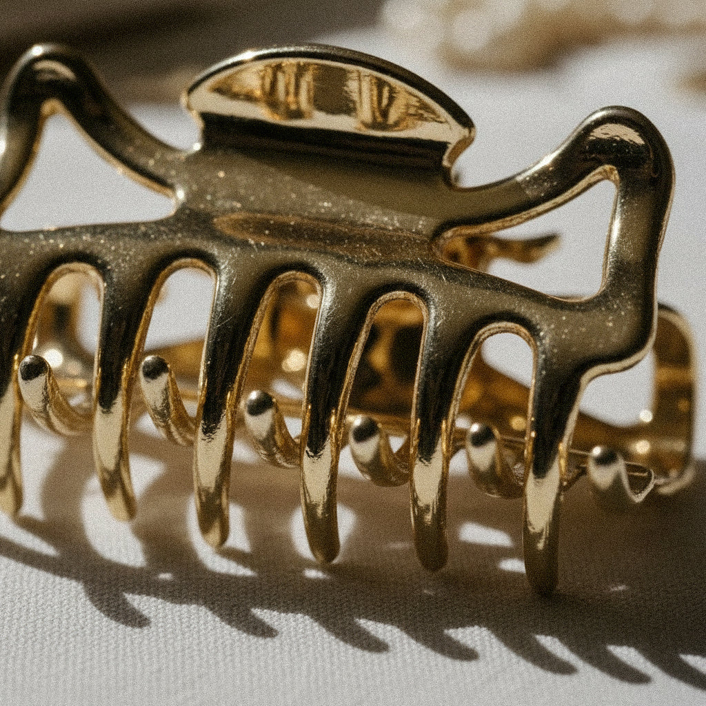 Goldene Haarklammer
