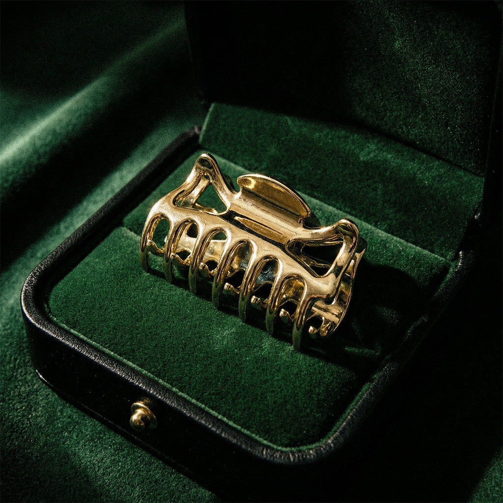 Goldene Haarklammer